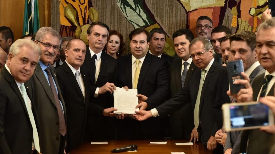 bolsonaro-entrega-a-nova-proposta-de-reforma-da-previdencia-ao-congresso-1550668404390_v2_900x506.jpg (66 KB)